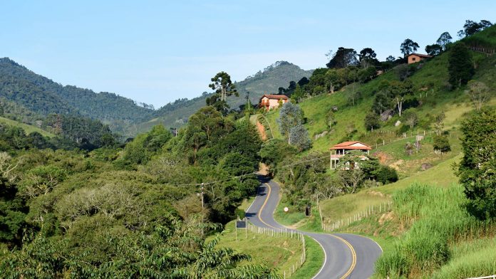 Estrada entre Cunha e Paraty
