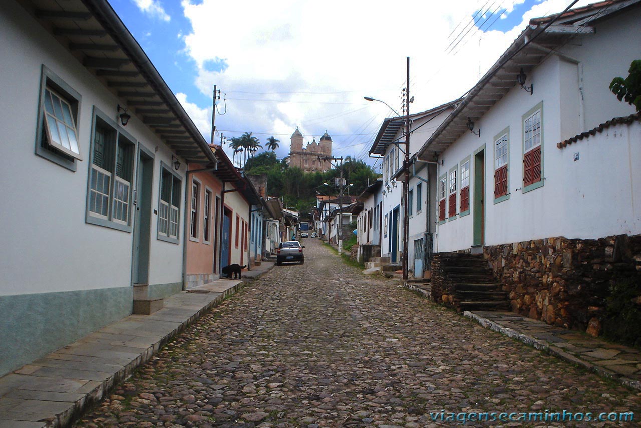 Casarios antigos e Igreja São Pedro - Mariana - MG