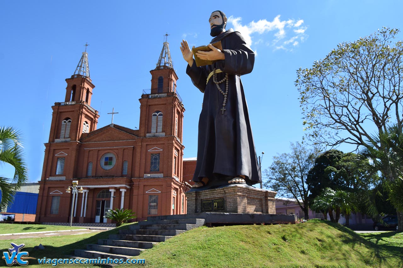 Monumento Frei Teófilo e Igreja de Machadinho