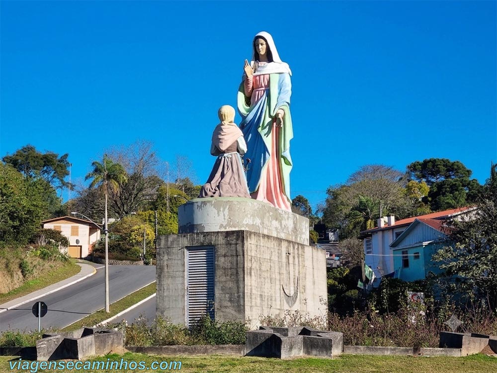 Estátua de Nossa Senhora do Caravaggio na rótula em Farroupilha