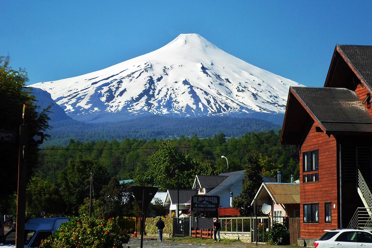 Pucón - Chile. Vulcão Villarrica ao fundo