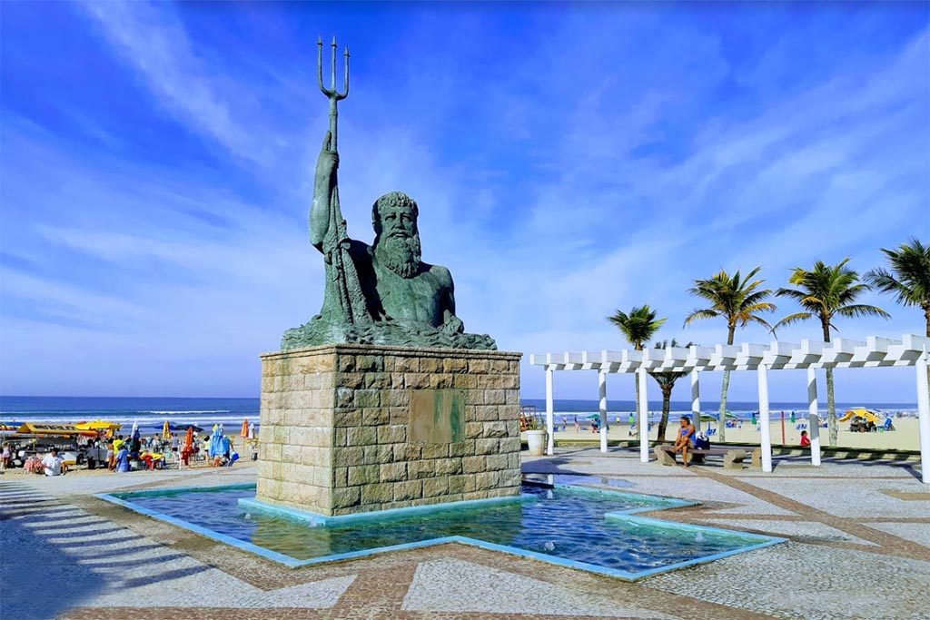 Estátua de Netuno na Praia Ocian