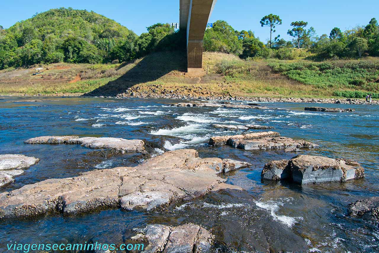 Curso do Rio Pelotas em baixo da ponte em maio de 2020