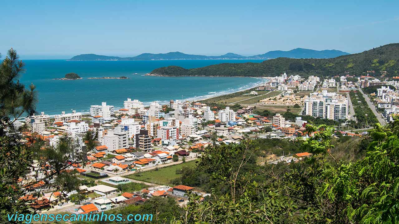 Praia de Palmas vista do mirante, na estrada de acesso