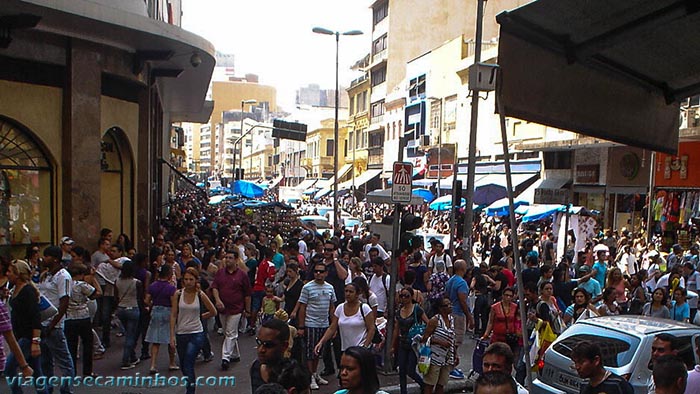 Milhares de pessoas lotam as ruas do Brás, no Centro de São Paulo, São  Paulo