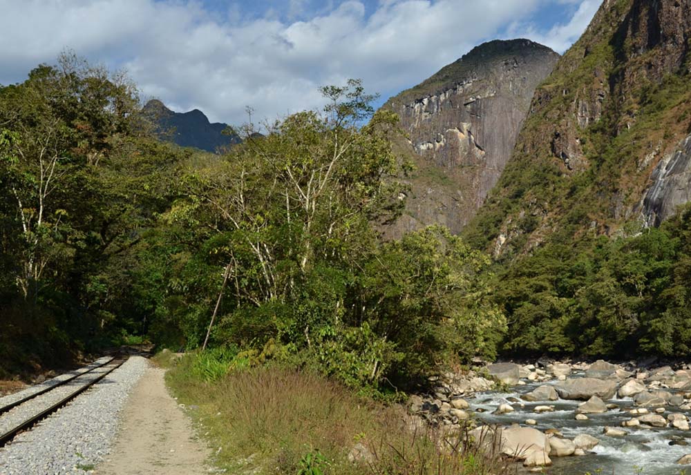 Estrada de ferro e Rio Urubamba, próximo à hidrelétrica