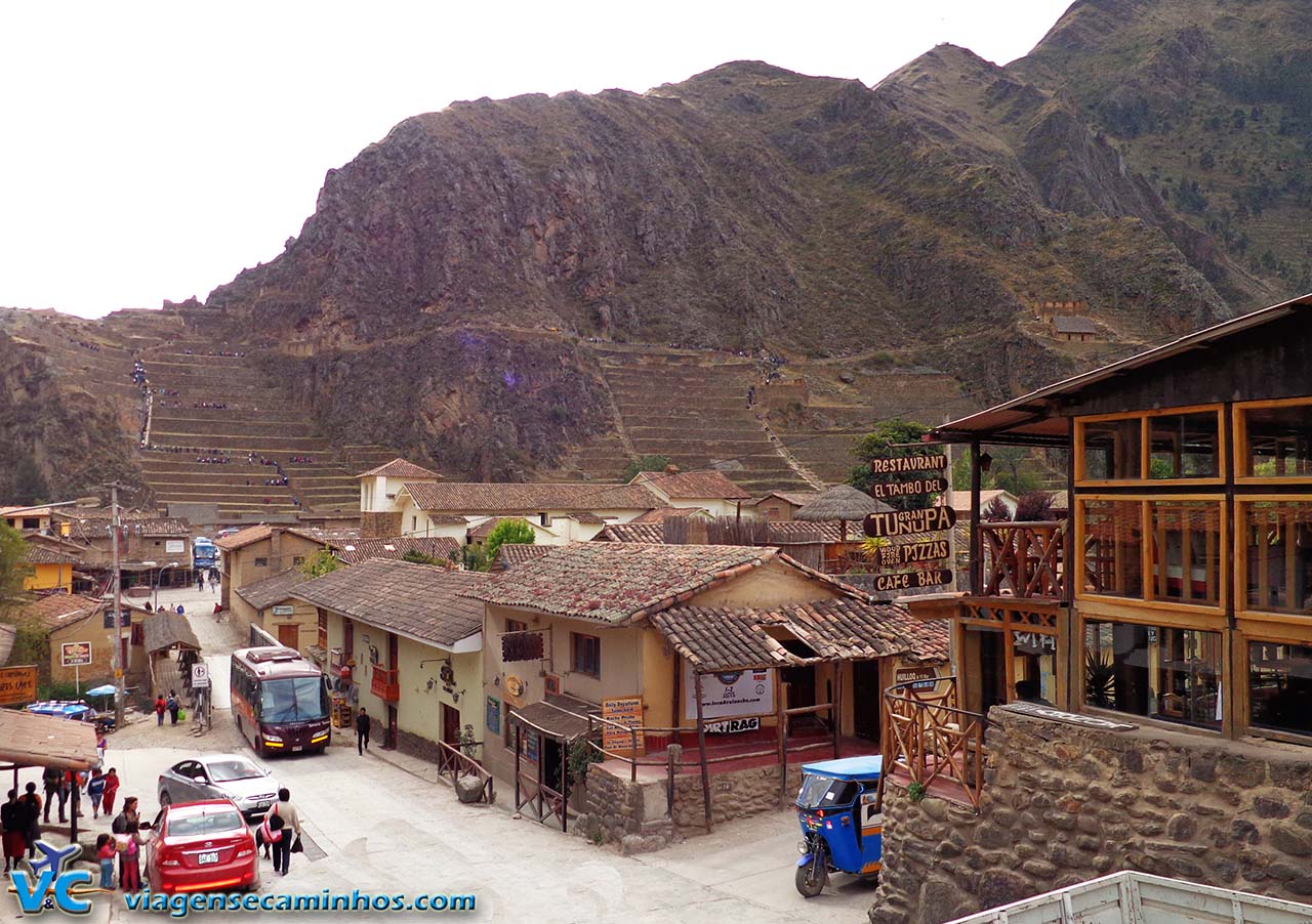 Cidade de Ollamtaytambo e ruínas ao fundo