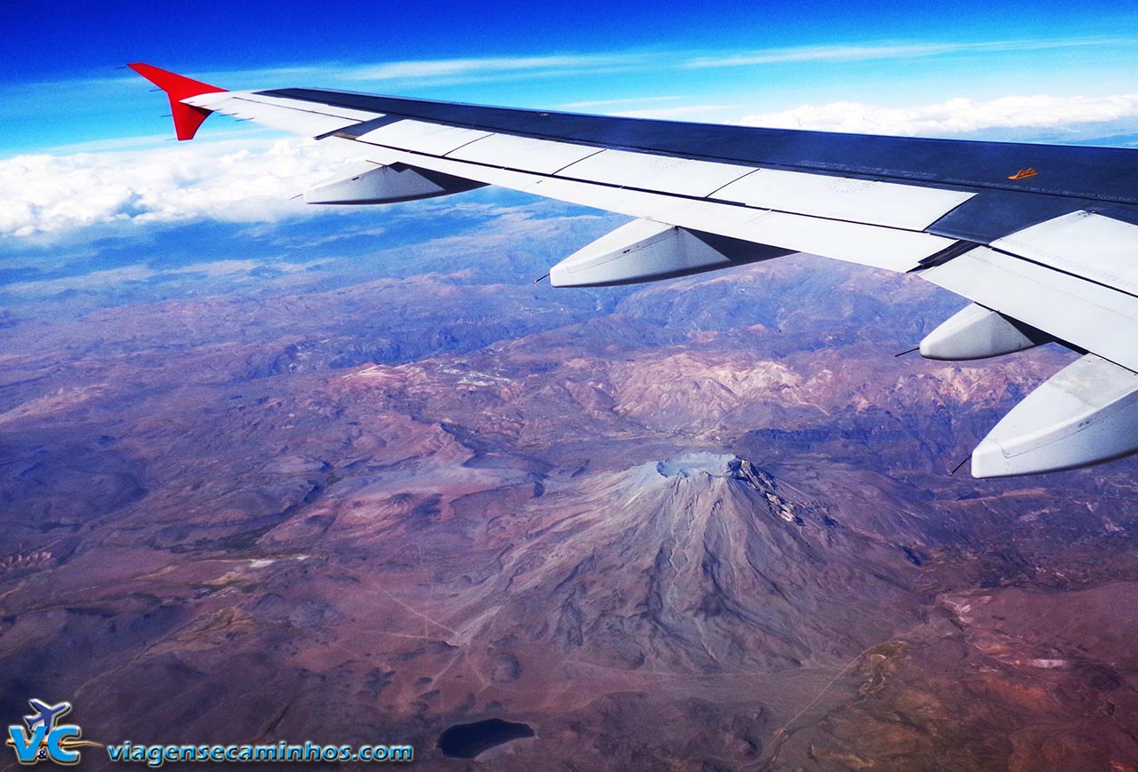 Voo Lima a São Paulo - Sobrevoando as montanhas, passando por um vulcão