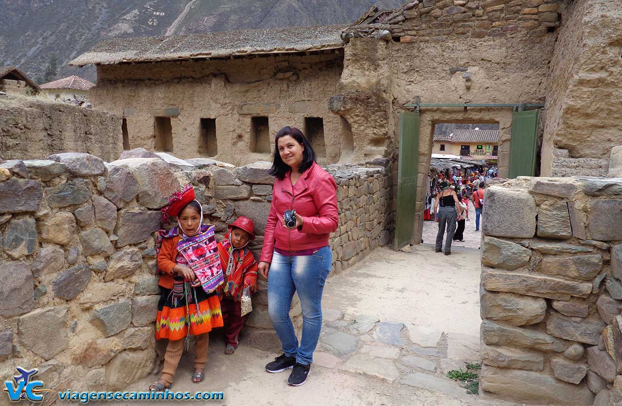 Crianças peruanas em Ollantaytambo