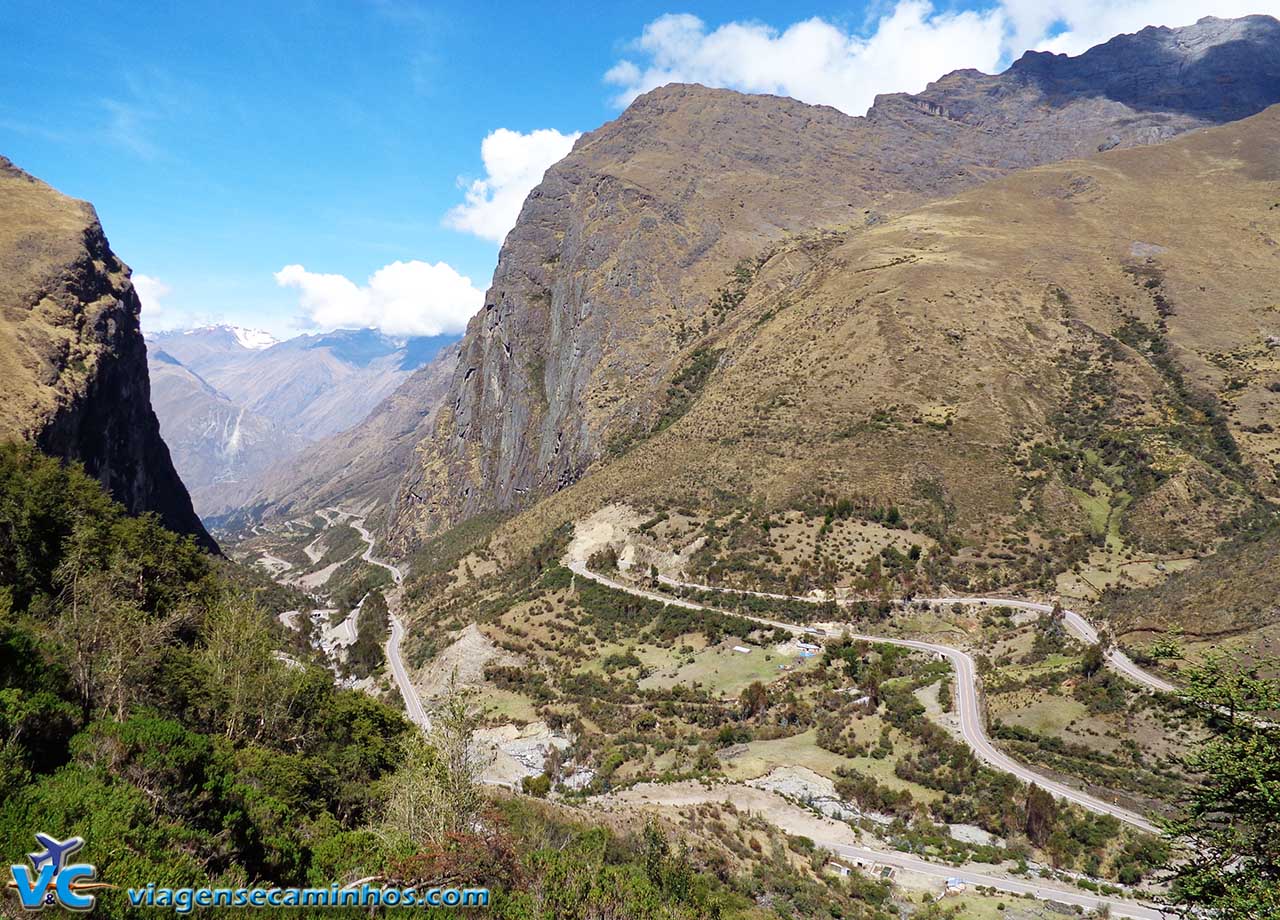 Estrada de Abra Malaga entre penhascos e curvas sem fim