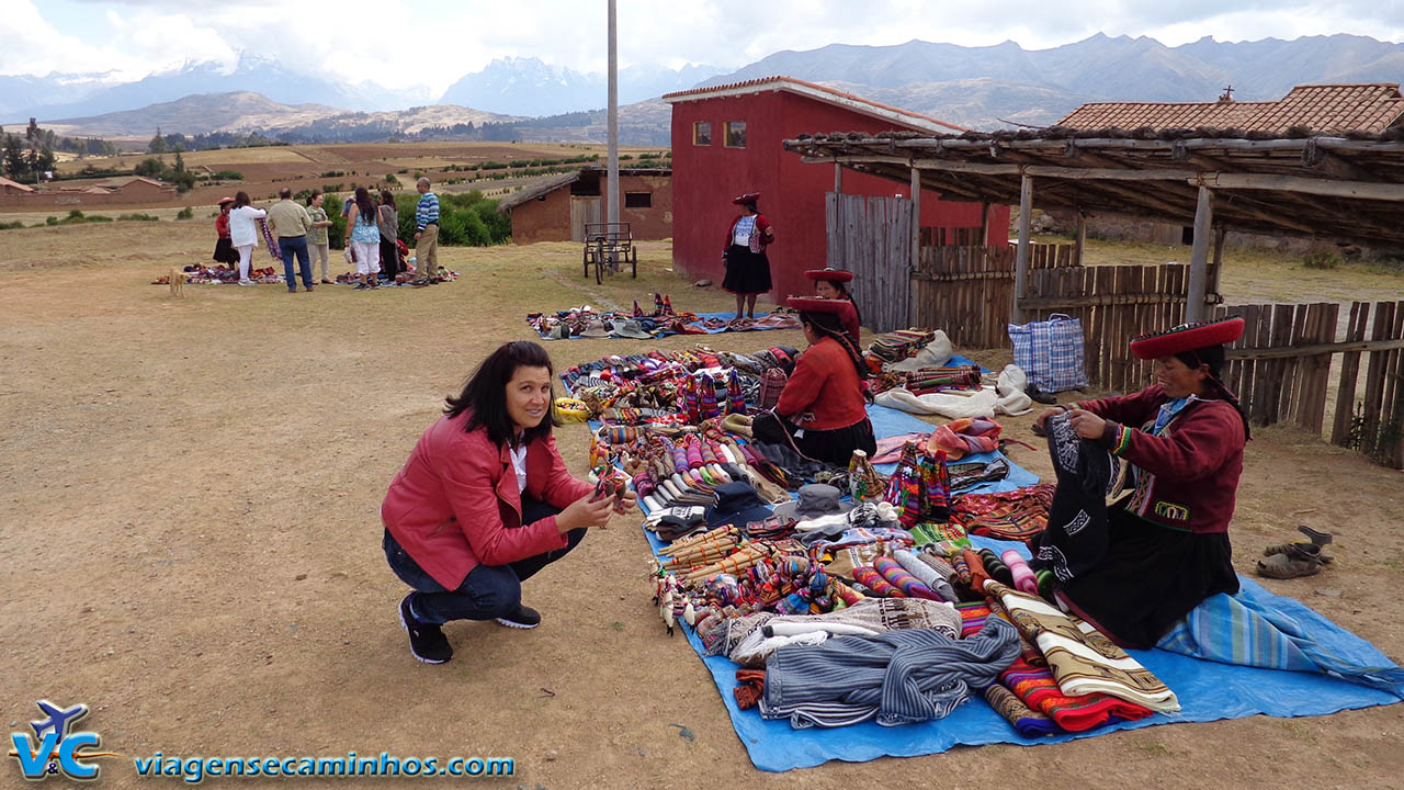 Mulheres peruanas vendendo artesanato na rodovia próximo a Chinchero