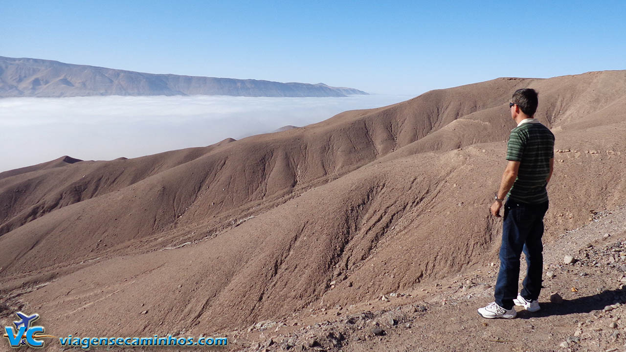 Neblina que sobe do Pacífico e invade o deserto Peruano