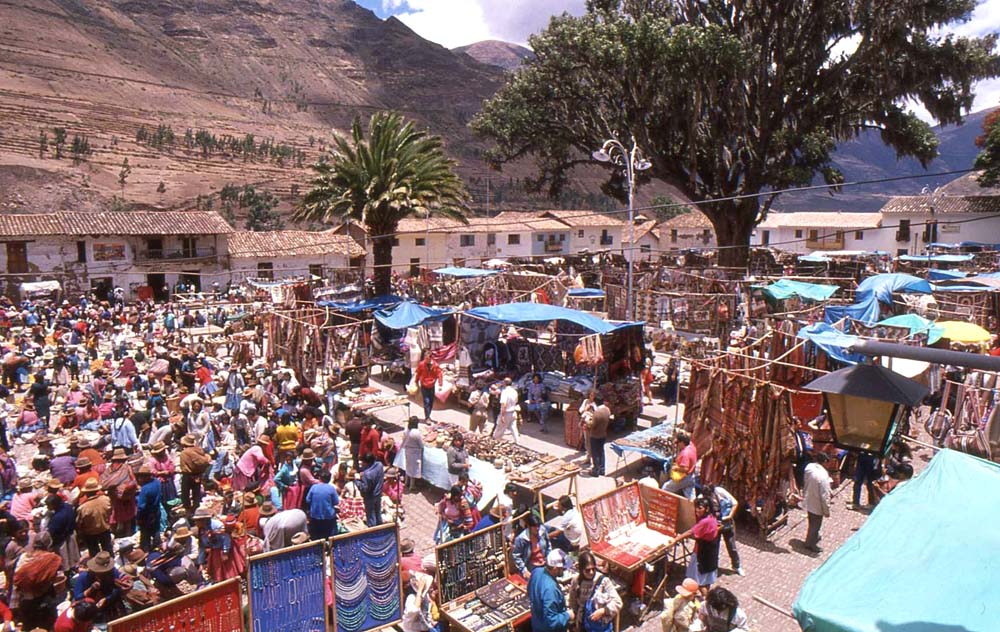 Feira na praça de Pisac - Peru