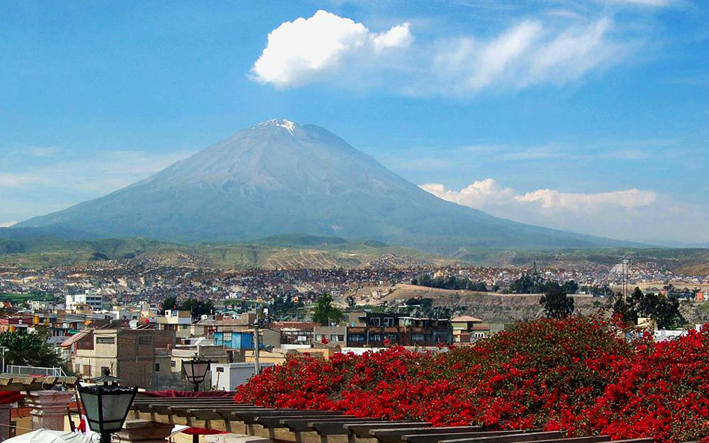 Cidade de Arequipa e Vulcão Misti ao fundo