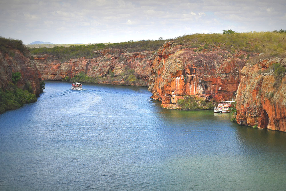 Passeio de Catamarã pelo cânion do Rio São Francisco