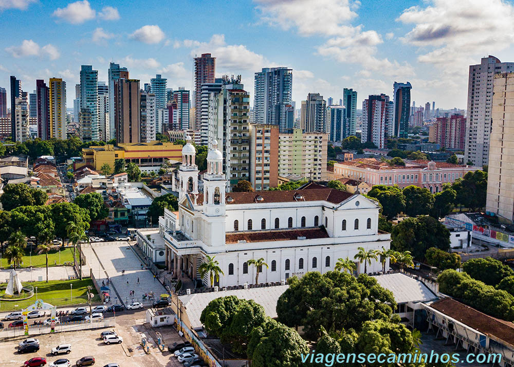 Basílica de Nazaré em meio aos prédios de Belém do Pará