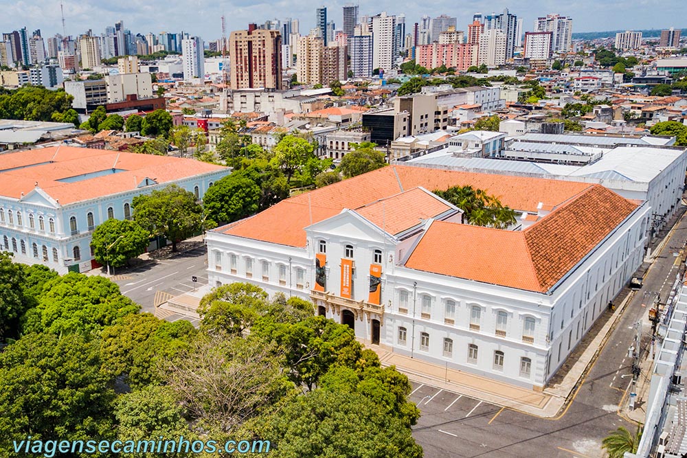 Prédio do Museu do Estado do Pará e a prefeitura de Belém ao lado