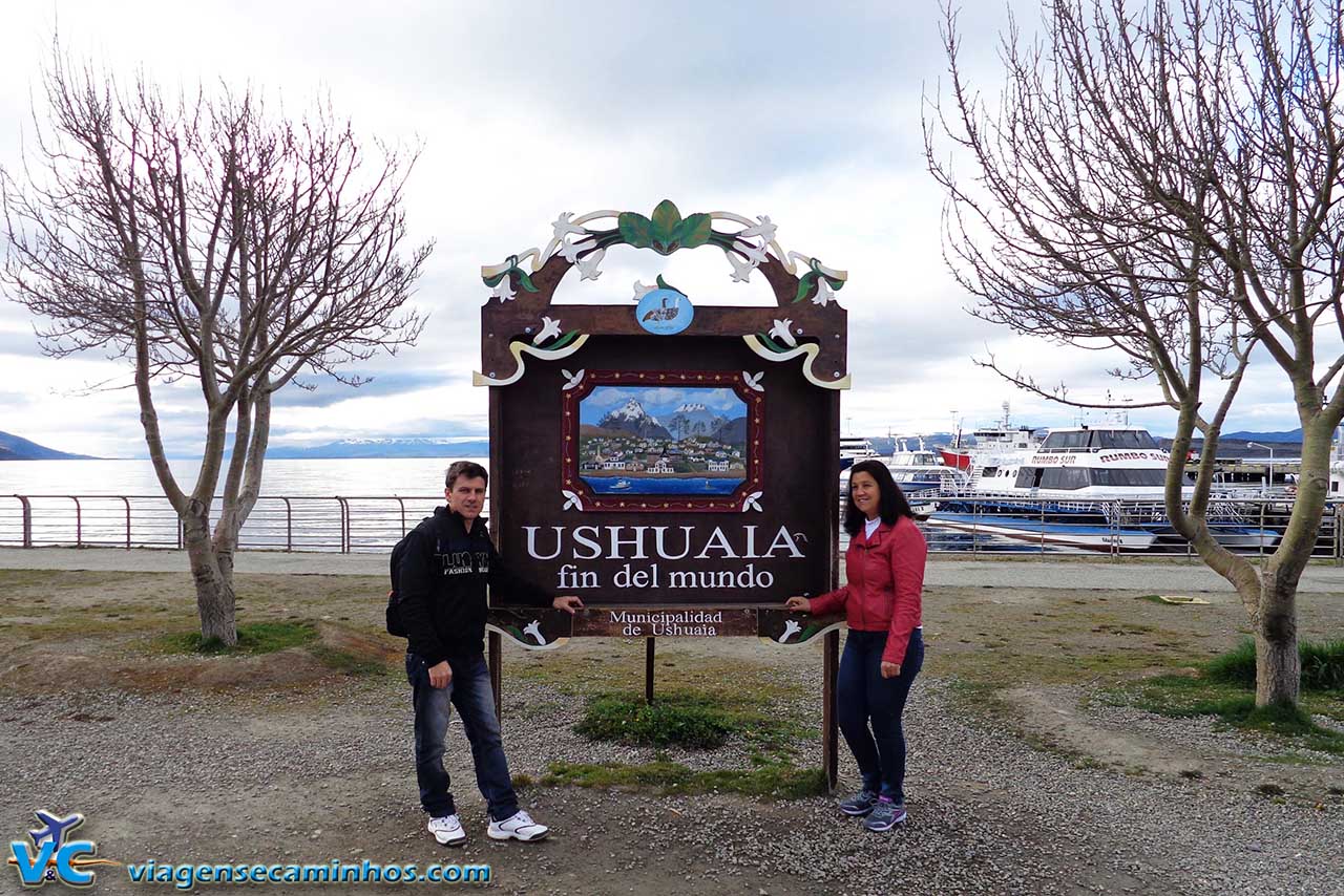 Ushuaia e a tradicional placa da cidade do fim do mundo