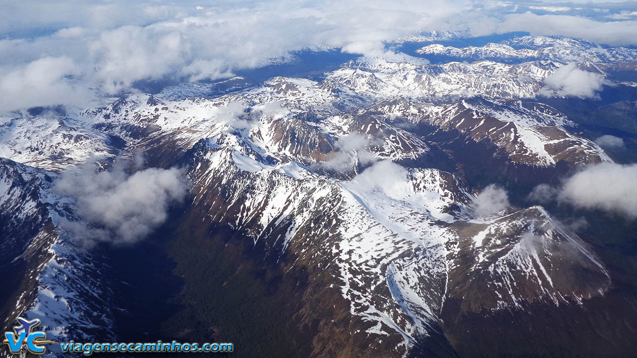 Montanhas nevadas próximas a Ushuaia, vista do avião