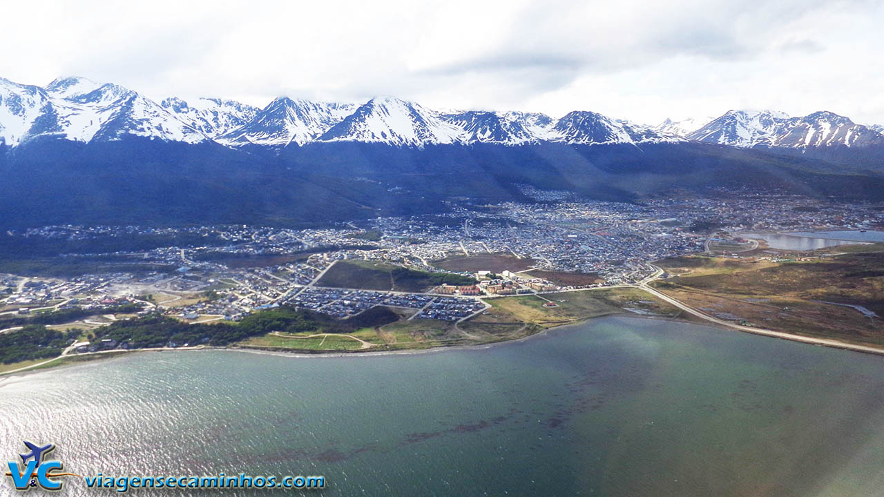 Vista aérea de Ushuaia da janela do avião