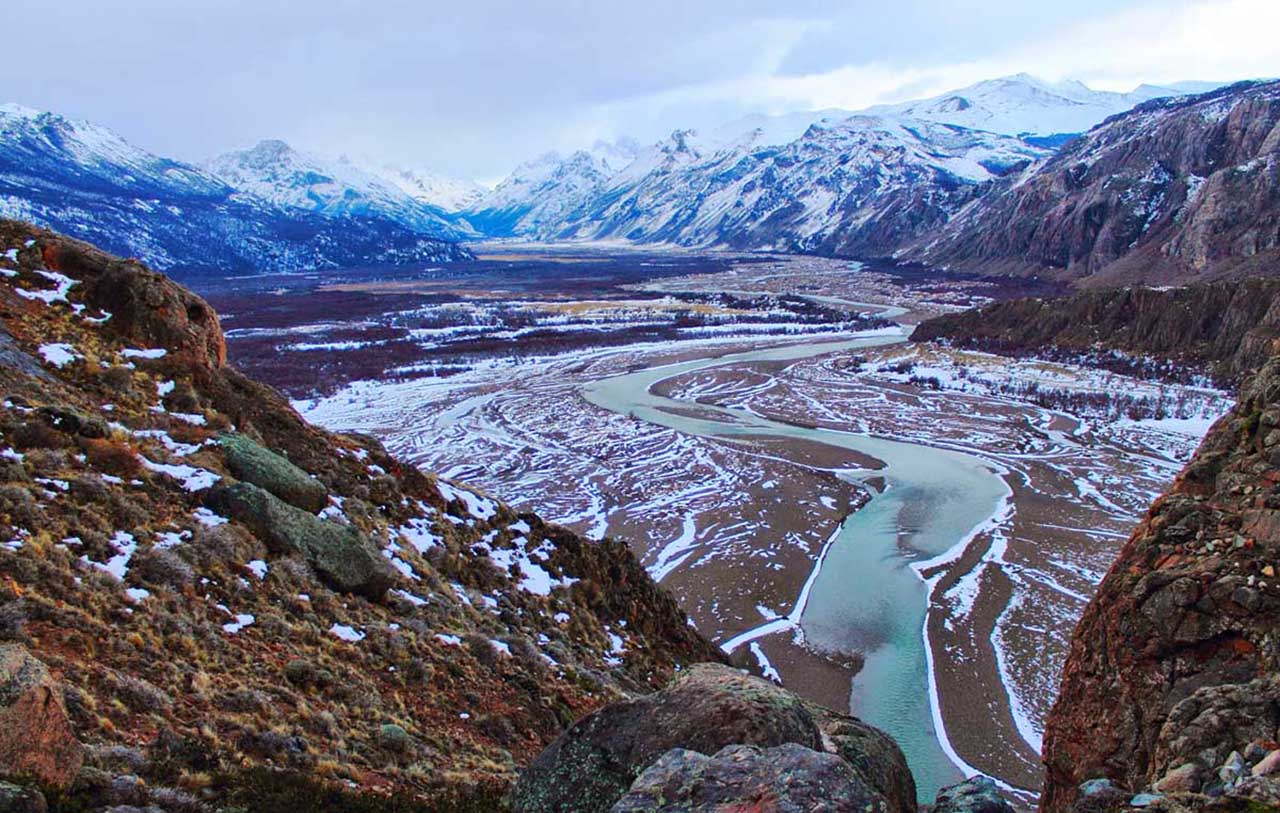 Vale do Rio de Las Vueltas, no inverno, visto da trilha da Laguna Los Tres