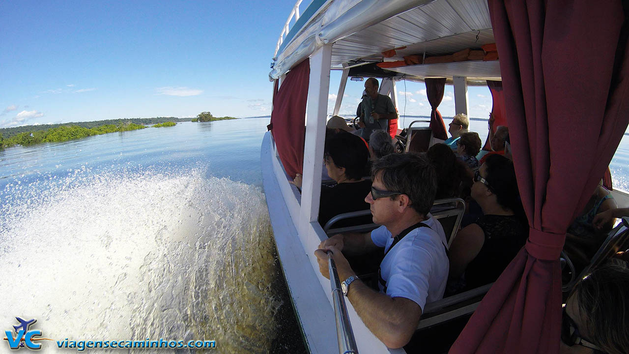 Excursão de barco pelo Rio Negro