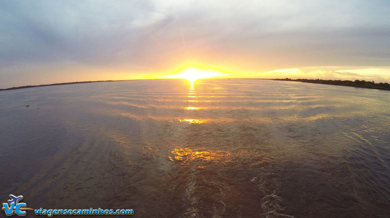 Pôr do sol no Rio Amazonas