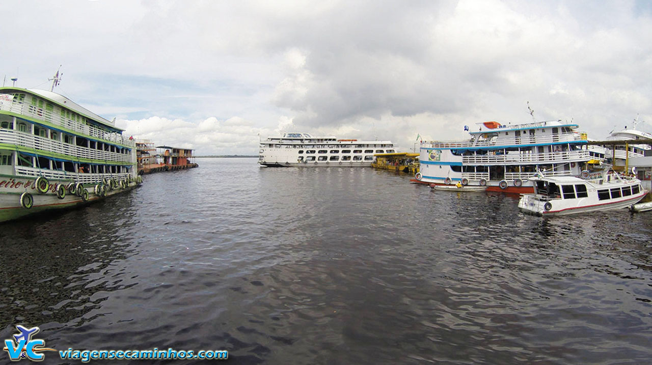 Barcos no porto de Manaus