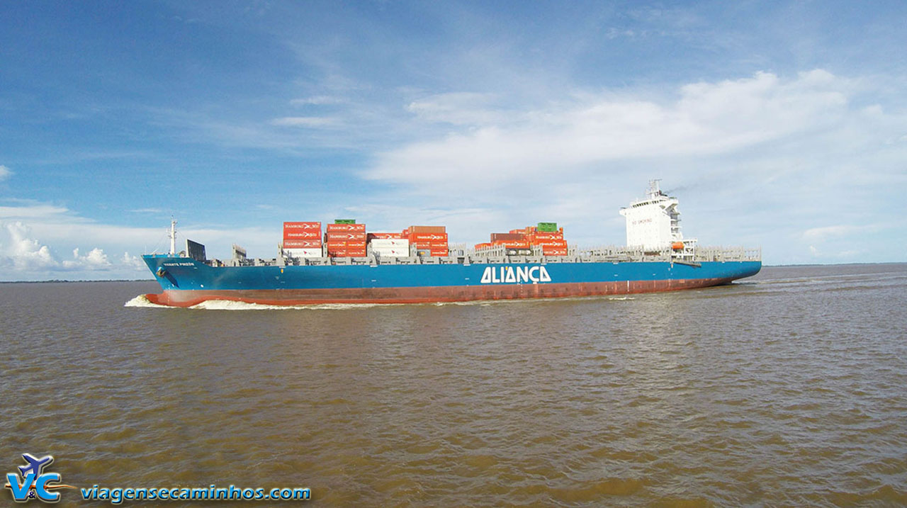 Navio cargueiro no rio Amazonas