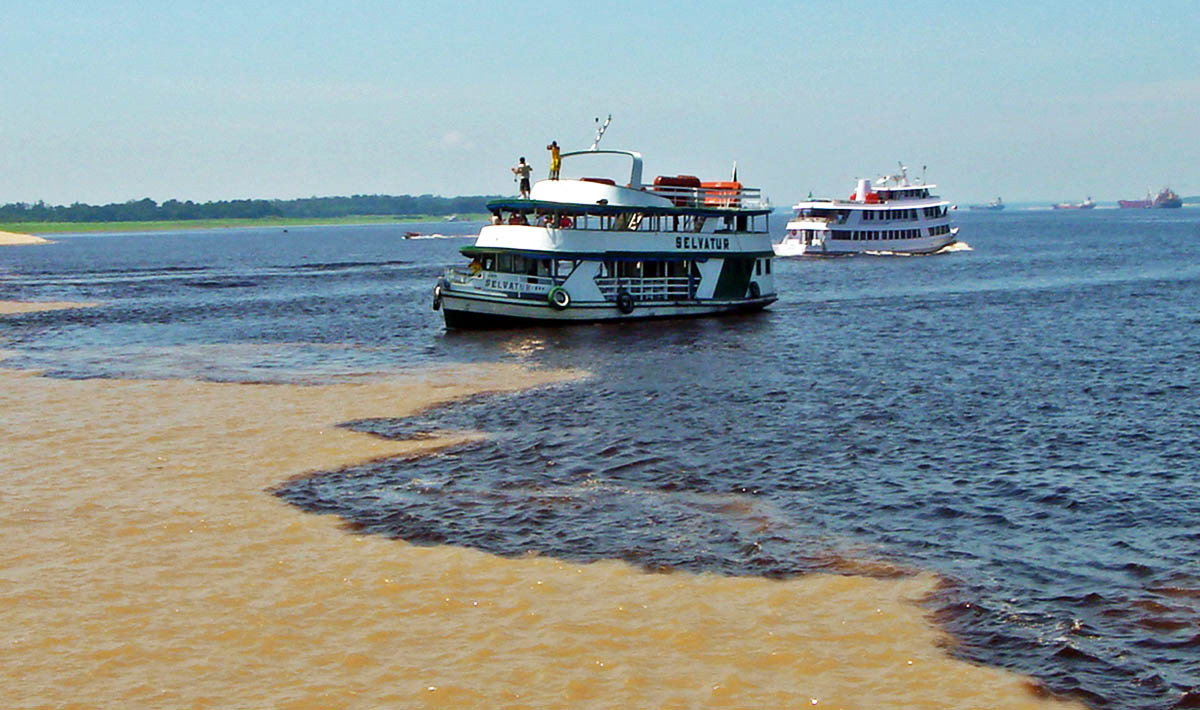 Encontro das Águas, em Manaus (Rio Negro e Solimões)