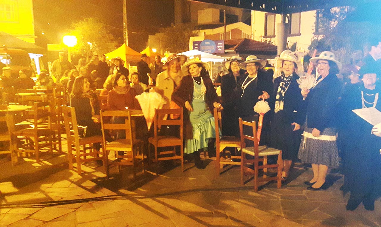 Público vestido à caráter na Praça Loureiro da Silva