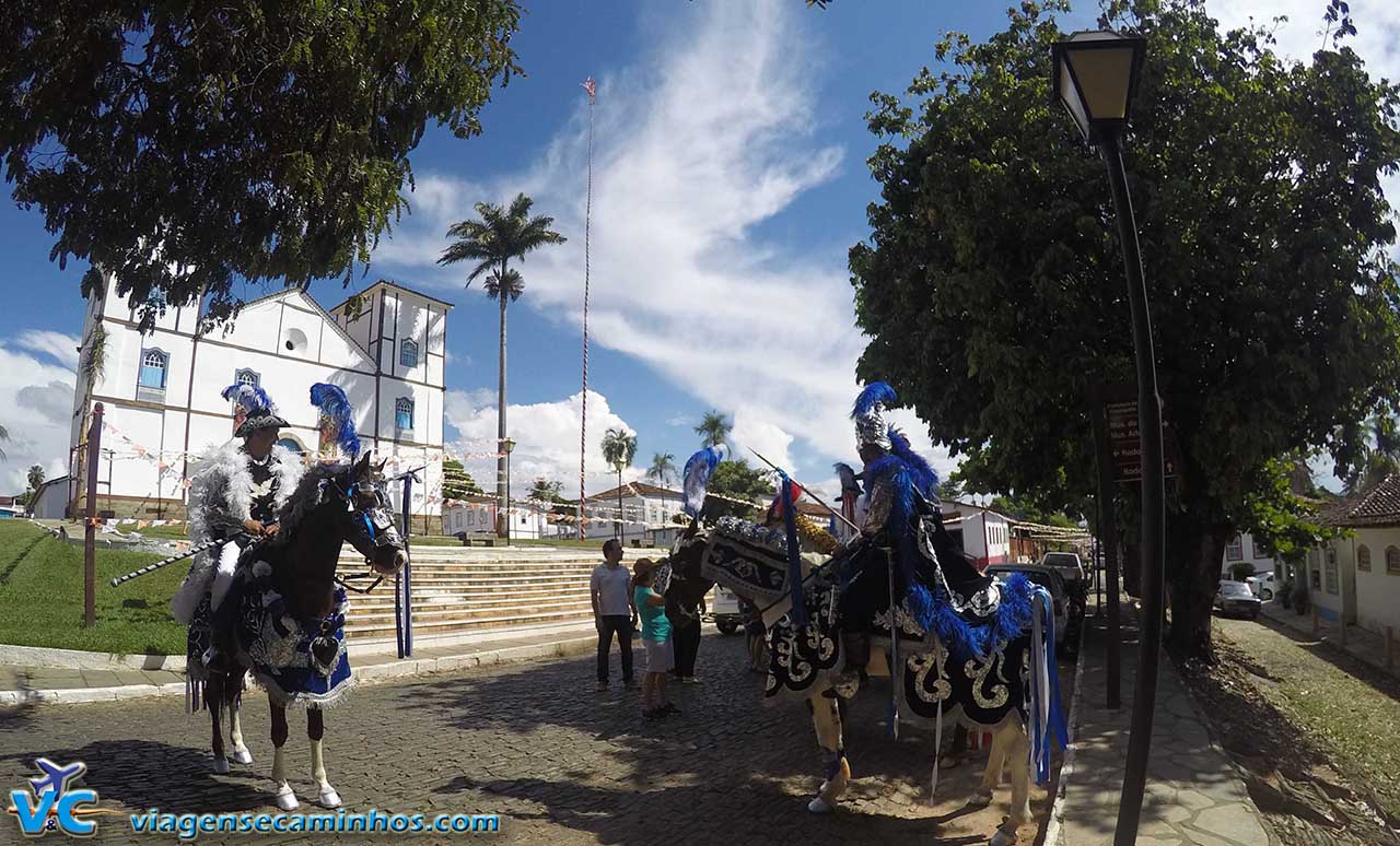 Cavaleiros se preparando para cavalhada de Pirenópolis