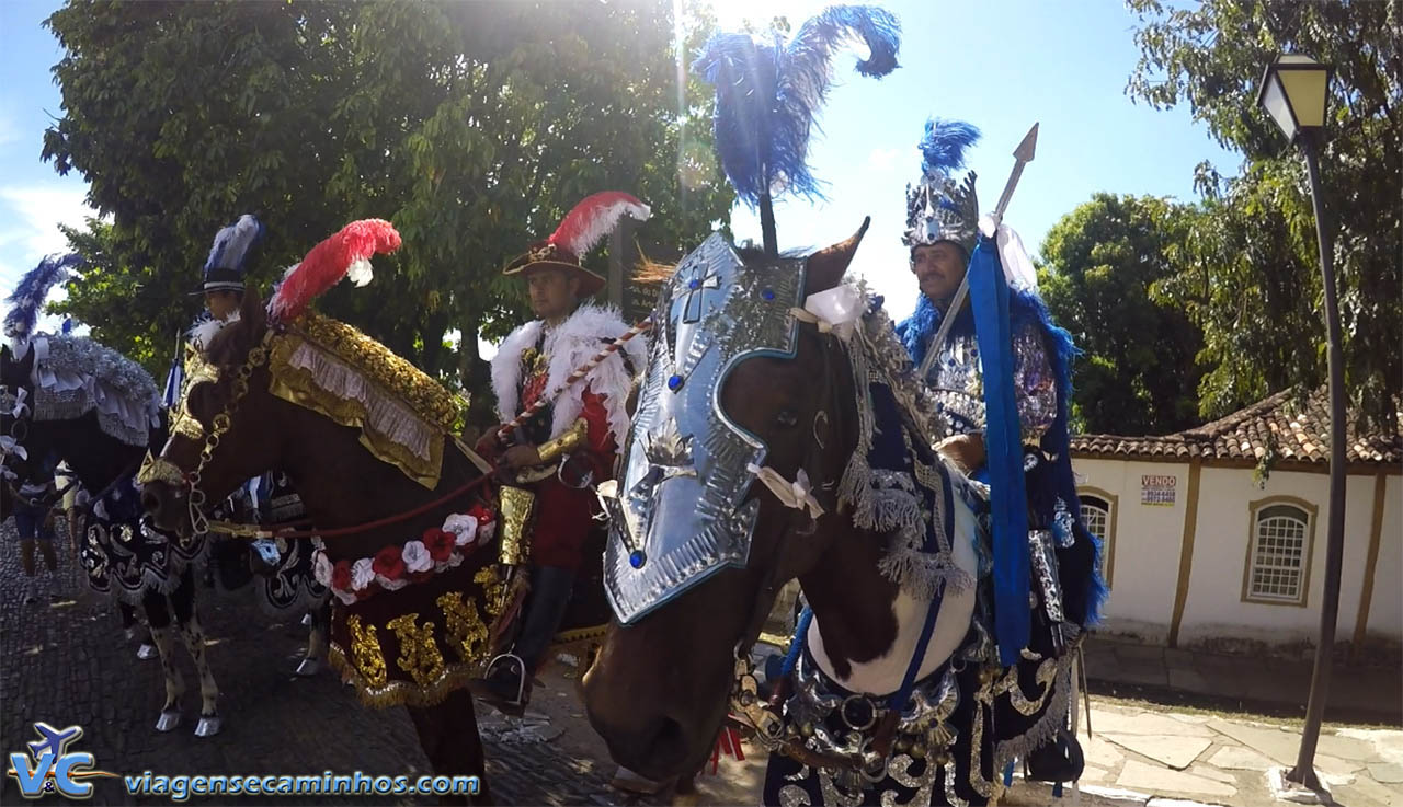 Cavaleiros se preparando para cavalhada de Pirenópolis