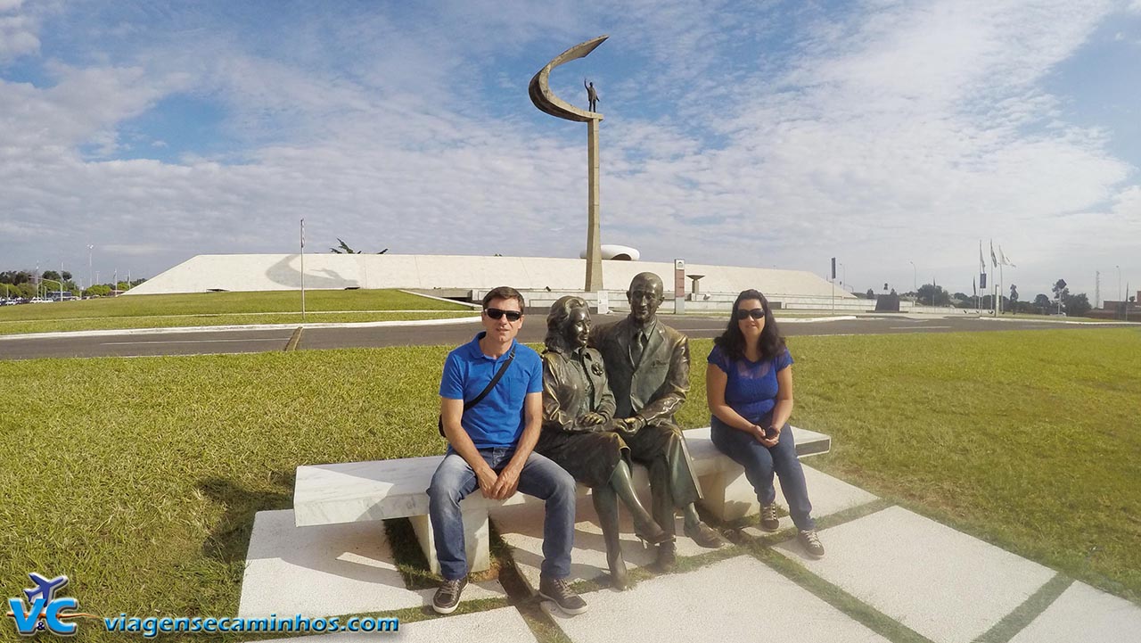 Estátua de Juscelino kubitschek, em frente ao Memorial JK