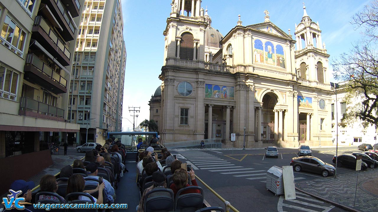 Linha Turismo passando pela Catedral de Porto Alegre