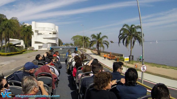 Linha Turismo passando pelo Museu Ibere Camargo