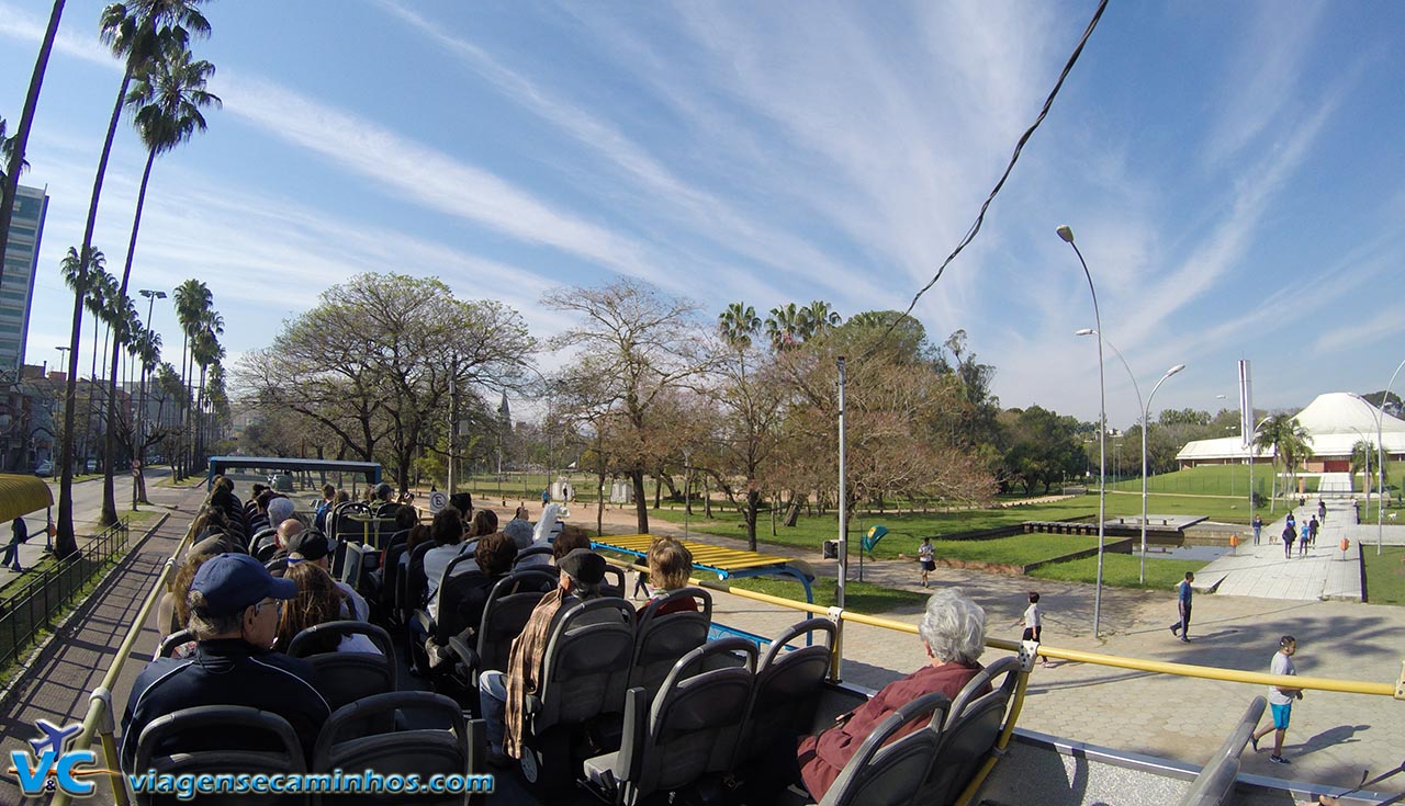 Linha Turismo passando pelo Parque Farroupilha