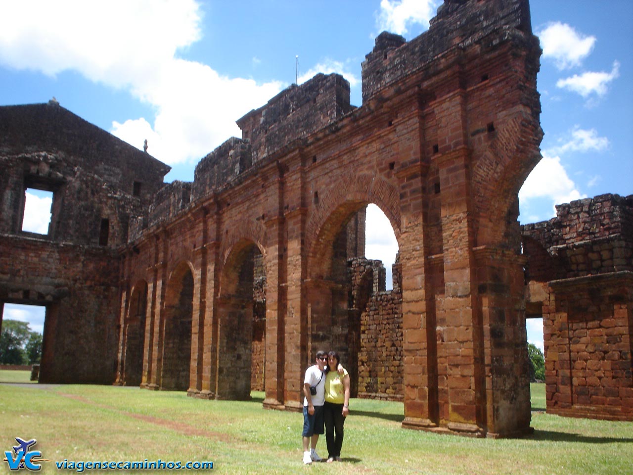 Parte interna das ruínas da igreja de São Miguel Arcanjo