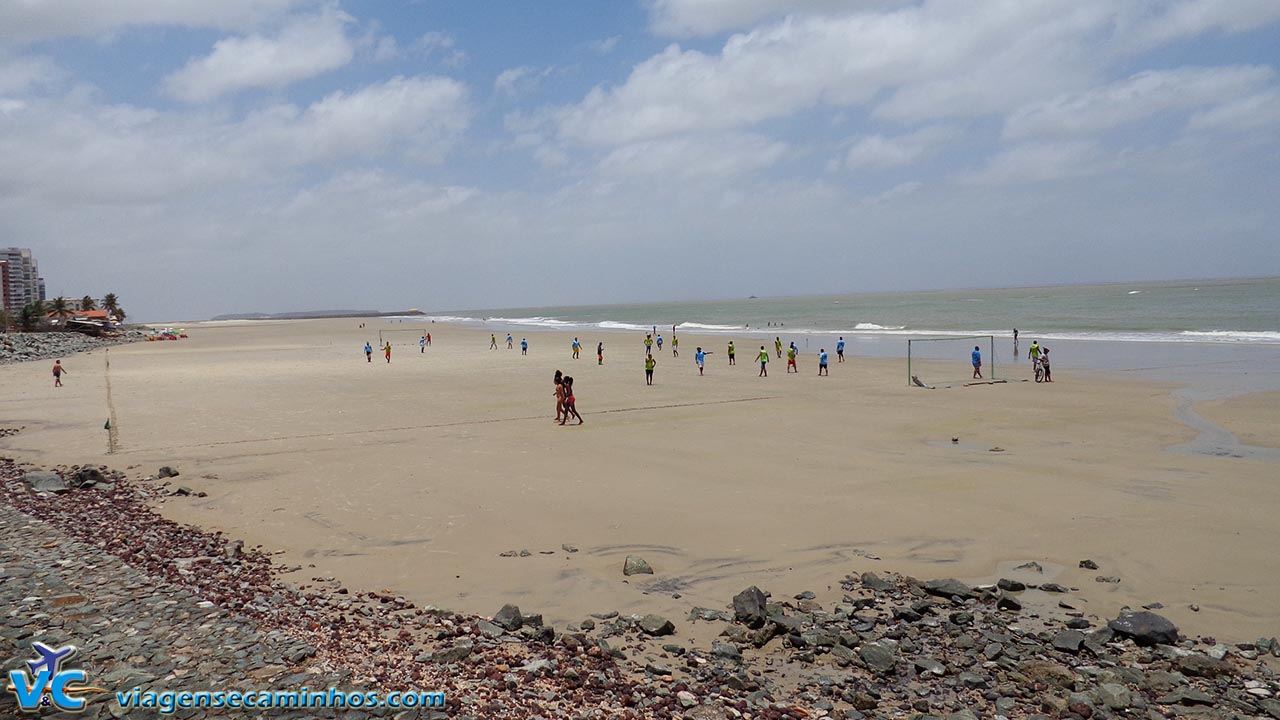 São Luís - futebol na Ponta D'Areia na maré baixa