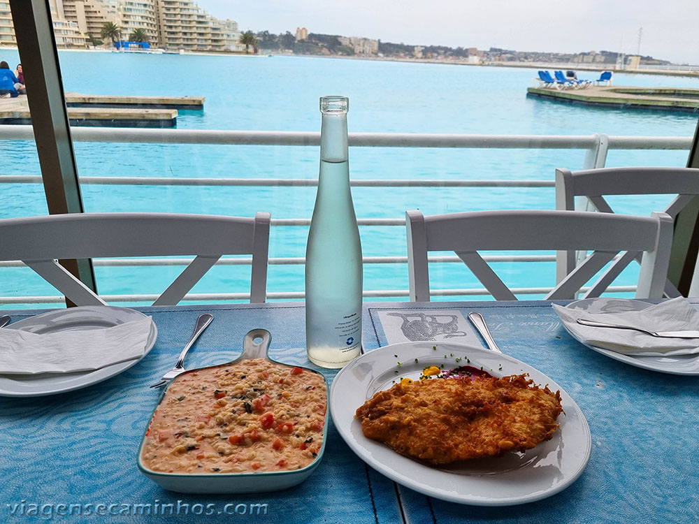 Restaurante na maior piscina do mundo