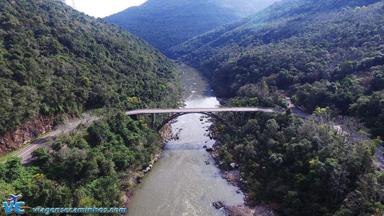 Foto com drone da Ponte do Rio das Antas, na BR-116