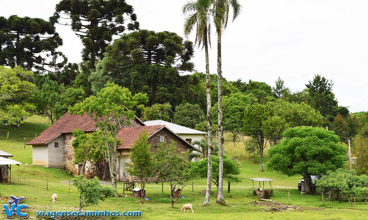 Casa de pedra na Estrada do Imigrante 