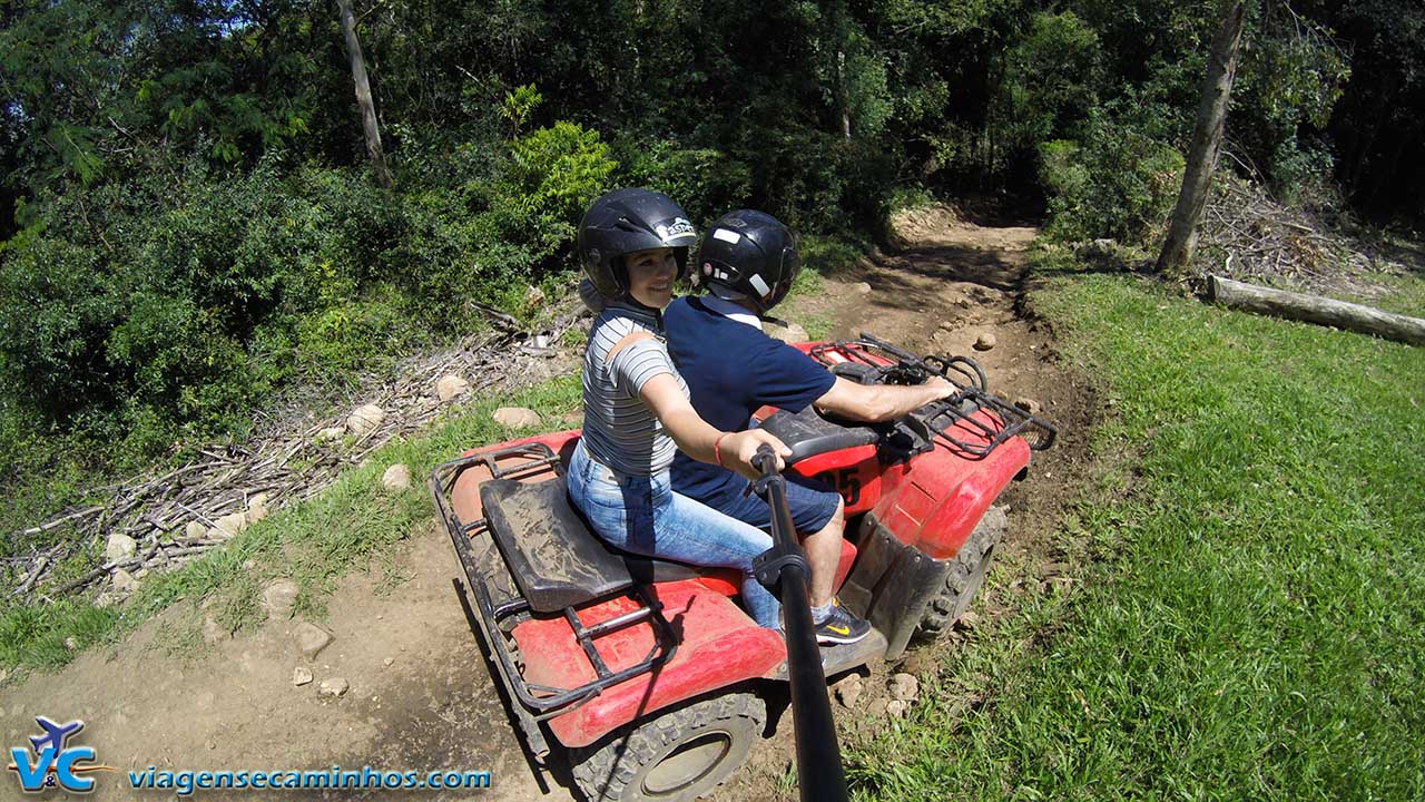 Trilha de quadriciclo no Parque de Aventuras Gasper