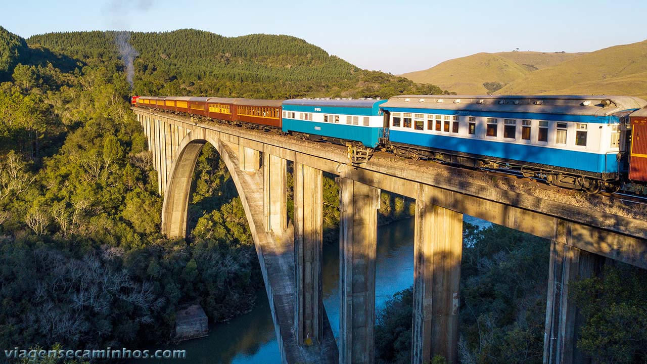 Maria Fumaça na ponte do Rio Pelotinhas