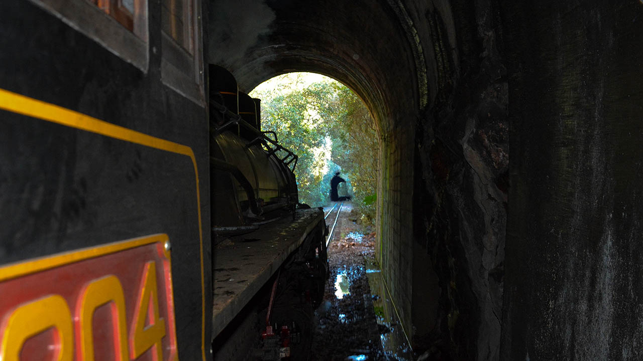 Maria fumaça passando túnel