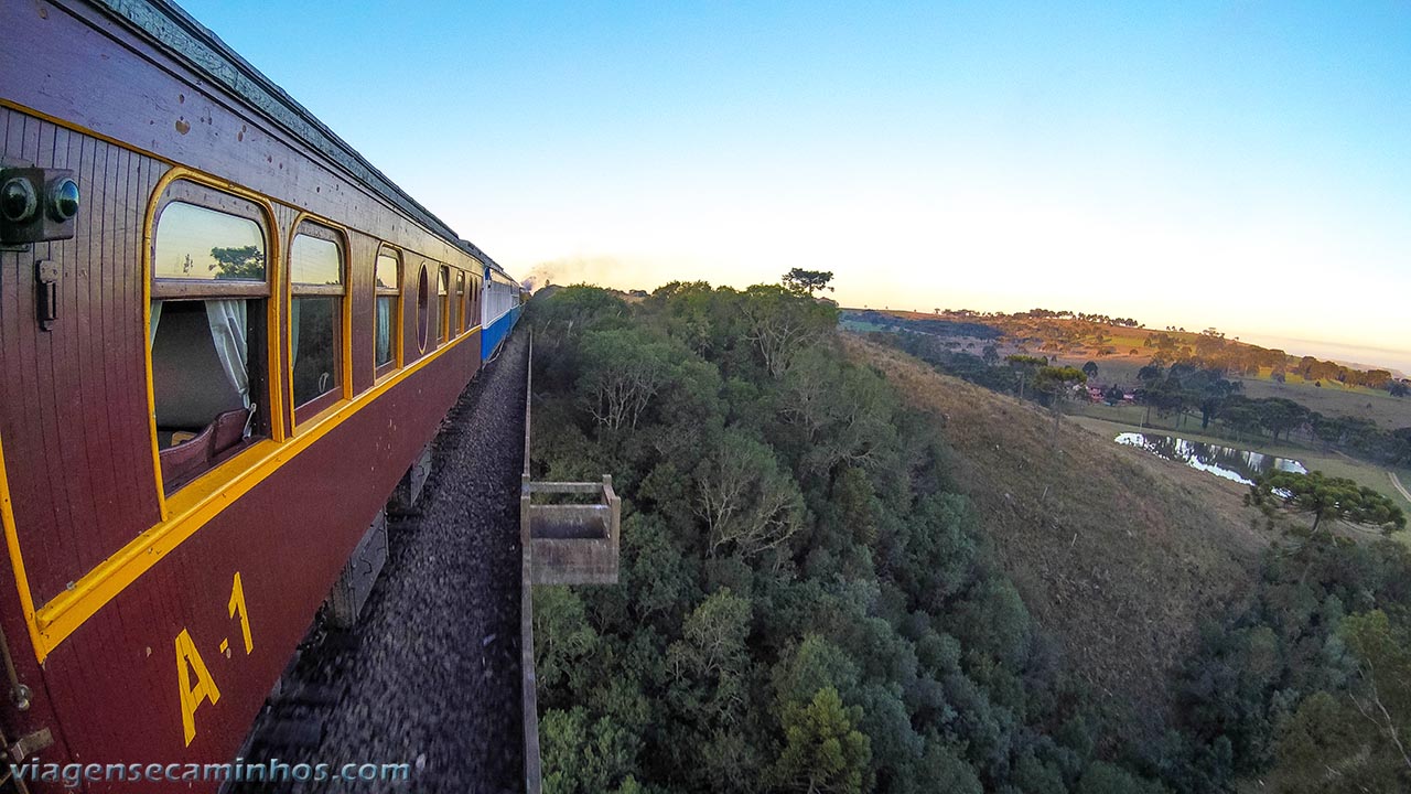 Maria Fumaça no viaduto Tatetos