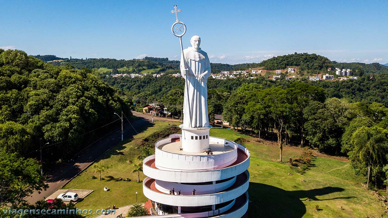 Monumento a Frei Bruno. Hospital Unimed Meio Oeste.