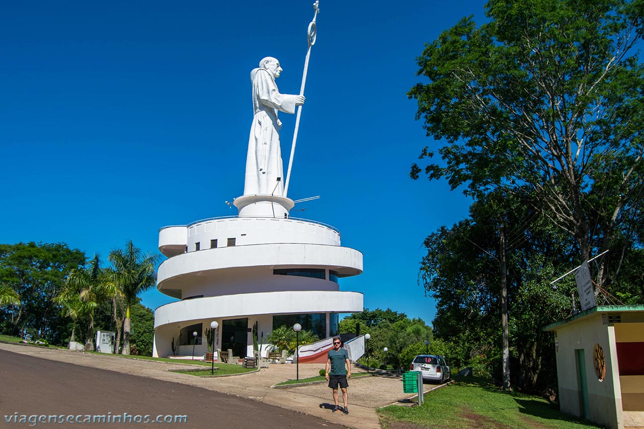 Monumento visto da rua de acesso