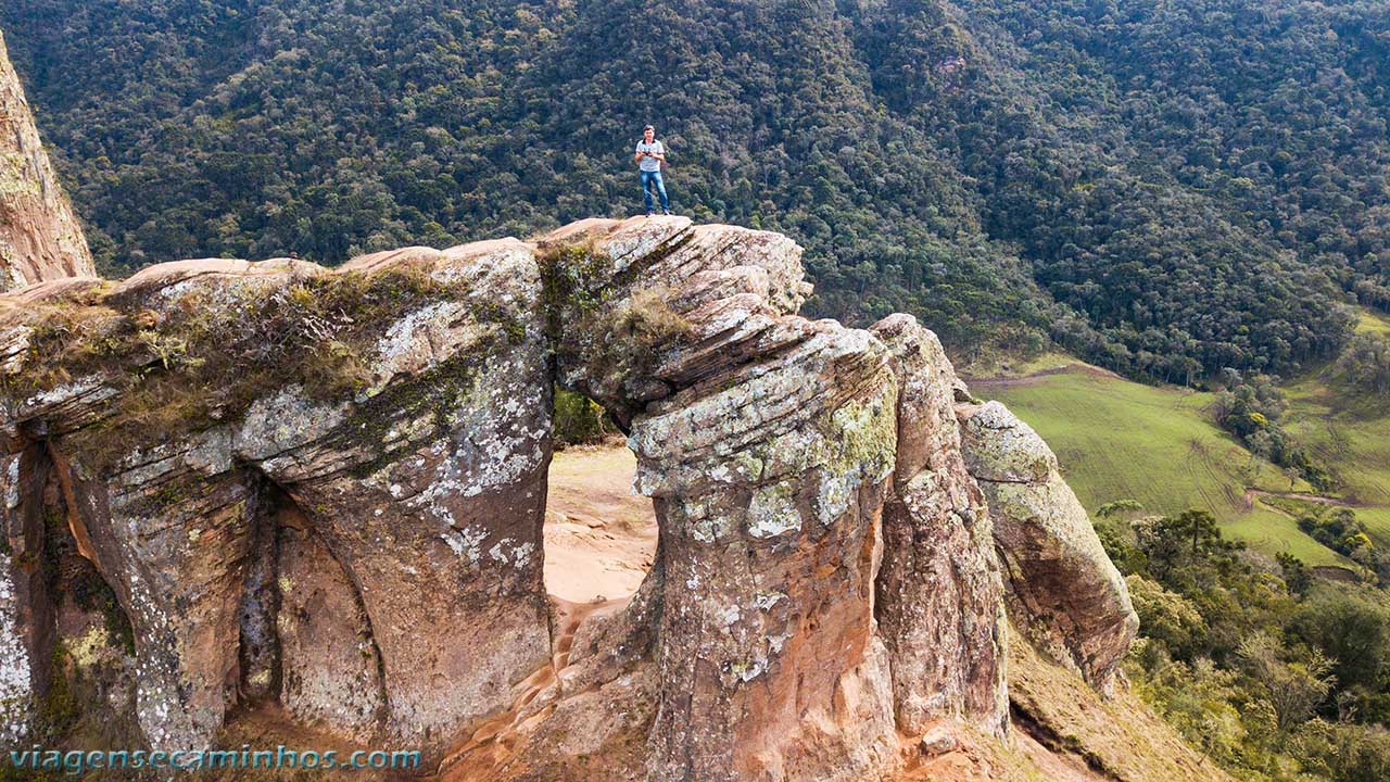 Imagens com drone em cima das pedras