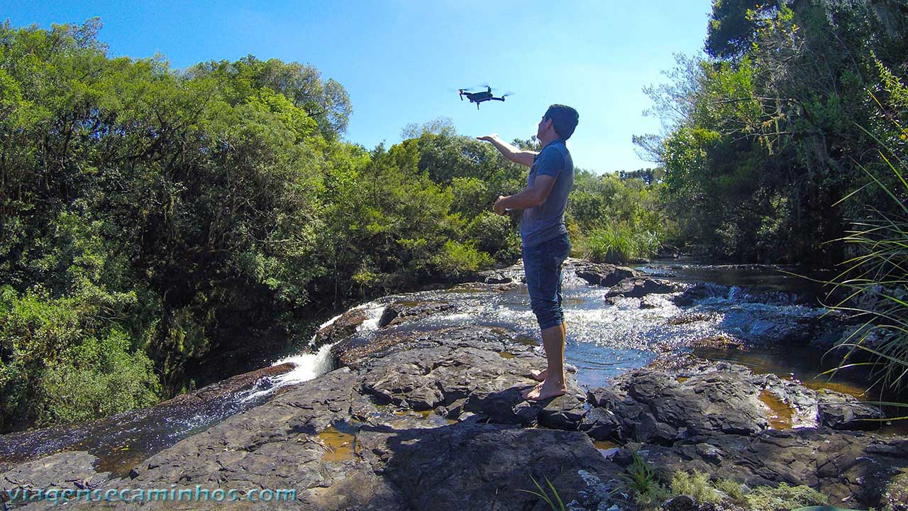 Pousando o drone na mão